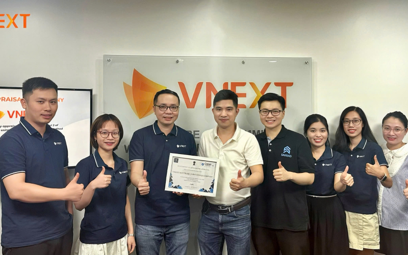 Lãnh đạo VNEXT nhận chứng chỉ CMMI Level 3 từ đại diện phía Sakrad